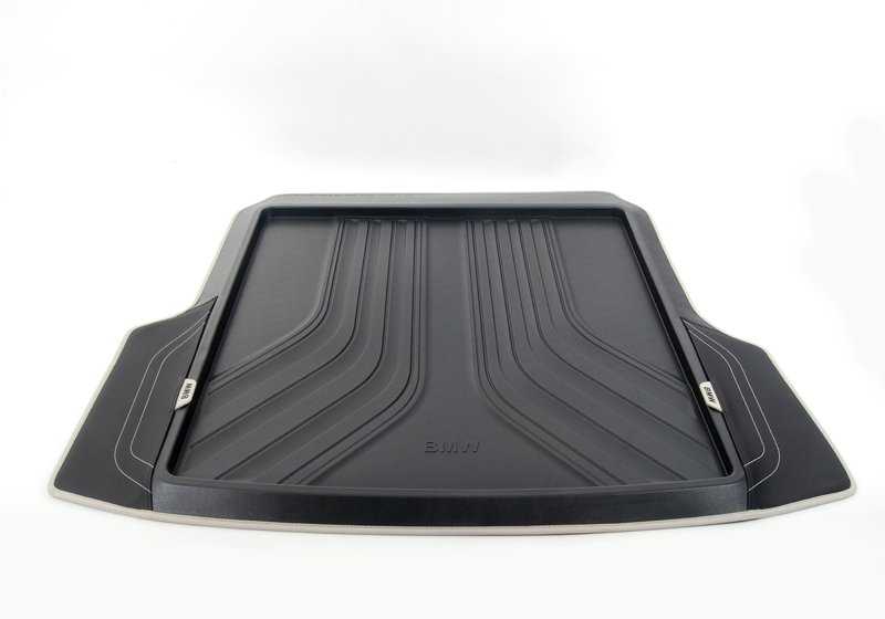 Parque moldado OEM 51472317847 para BMW F34 e F34N. Protege da sujeira e umidade, design moderno compatível com carpete original. BMW original.