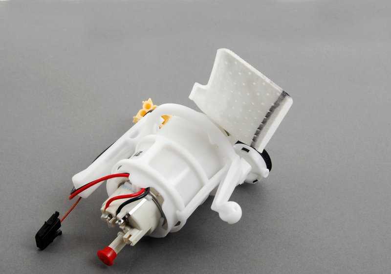 Bomba de combustible con aforador derecho OEM 16117217261 para BMW F01, F02, F04 (730i, 740i, 750i) con motor N52, N54, N55, N63. Compatible solo con tracción trasera. Original BMW.