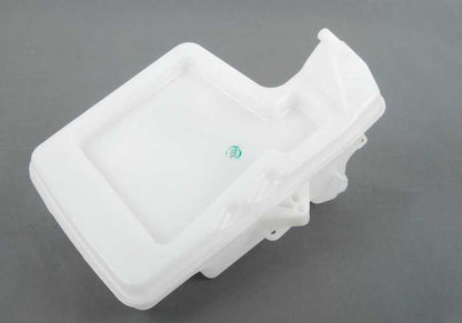 Water tank for wiper OEM 61667067107 for BMW E60. Compatible with 520d versions (M47 and N47, manual and automatic) manufactured between 2005 and 2009. Original BMW.
