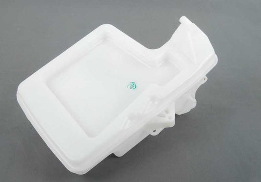 Water tank for wiper OEM 61667067107 for BMW E60. Compatible with 520d versions (M47 and N47, manual and automatic) manufactured between 2005 and 2009. Original BMW.