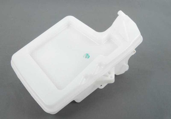 Depósito de agua para limpiaparabrisas OEM 61667067107 para BMW E60. Compatible con versiones 520d (M47 y N47, manual y automático) fabricadas entre 2005 y 2009. Original BMW.