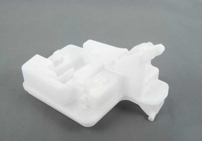 Water tank for wiper OEM 61667067107 for BMW E60. Compatible with 520d versions (M47 and N47, manual and automatic) manufactured between 2005 and 2009. Original BMW.