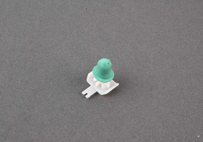 Clip de sujeción OEM 51137893437 para BMW E46. Pieza original BMW. Ideal para fijación de molduras o rejillas exteriores.