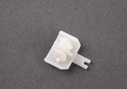 Clip de sujeción OEM 51137893437 para BMW E46. Pieza original BMW. Ideal para fijación de molduras o rejillas exteriores.