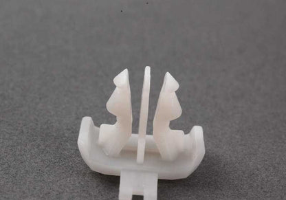 Clip de sujeción OEM 51137893437 para BMW E46. Pieza original BMW. Ideal para fijación de molduras o rejillas exteriores.