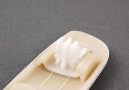 Stampa di stampaggio laterale sinistro OEM 51137893677 per BMW E46 M3, M3 CSL. Compatibile con modelli dal 2000 al 2006. BMW originale.