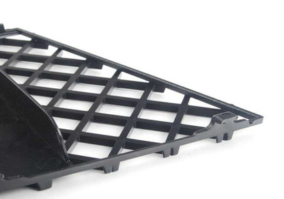 Aberto parcialmente ABRIL DE GRILL DE ESQUERDA 51118042007 PARA BMW 5 E60, E60N, E61, E61N. BMW original.