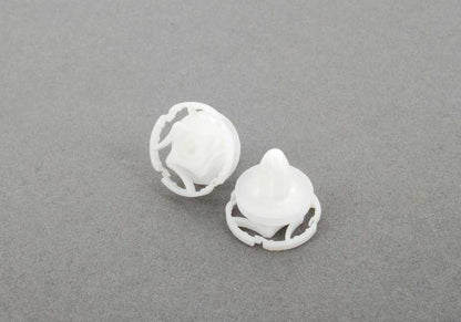 OEM Clip Game 63257312498 pour BMW F30, F30N, F35, F35N, F80, F80N. Pièce BMW originale. Idéal pour réparer le troisième feu stop.