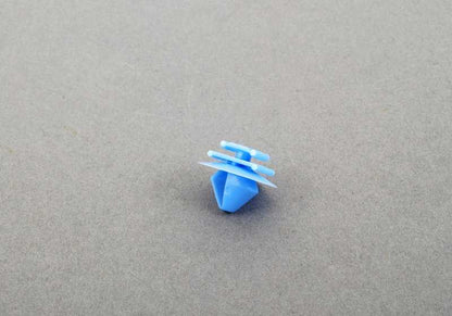 OEM Clip Game 63257312498 pour BMW F30, F30N, F35, F35N, F80, F80N. Pièce BMW originale. Idéal pour réparer le troisième feu stop.