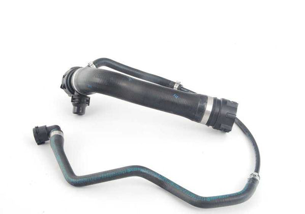 Manguera de refrigerante OEM 17127560968 para BMW E60, E61 (535i y 535i xDrive). Compatible con motores N54. Para modelos con cambio manual y automático, tracción trasera y total. Original BMW.