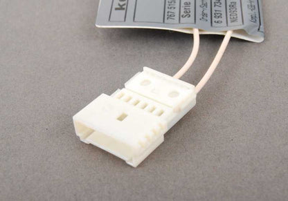 Adaptador filtro RC OEM 61126931734 para BMW E39 y E53. Compatible con sistemas de sonido HiFi/Top HiFi y HiFi DSP. Recambio original BMW.
