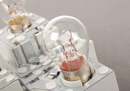 Portabombillas izquierdo para intermitente blanco OEM 63216900471 para BMW E46. Original BMW.
