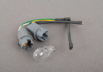 Portalámparas con cable OEM 63217258417 para BMW X3 (E83), X5 (E70). Original BMW.