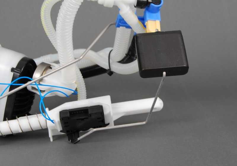 Unità alimentare a sinistra OEM 16112283495 per BMW E90 M3, E92 M3 {VA91, VA92, VA93, PM91, PM92, PM93, KG91, KG92, KG93, WD91}. BMW originale.