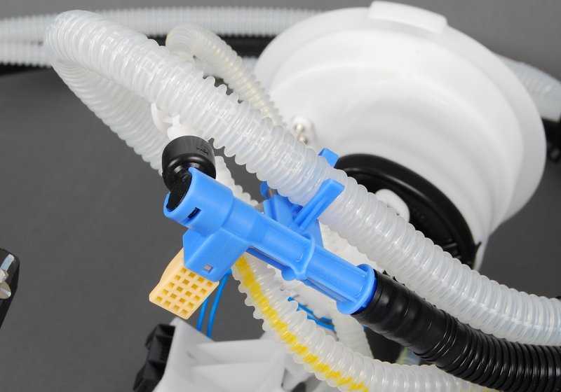 Unità alimentare a sinistra OEM 16112283495 per BMW E90 M3, E92 M3 {VA91, VA92, VA93, PM91, PM92, PM93, KG91, KG92, KG93, WD91}. BMW originale.