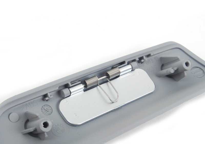 A cobertura dos embelens para Portavas OEM 51169144633 para BMW E81, E82, E87, E87N, E88. Color Alaska Grau. BMW original.
