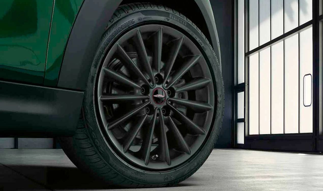 Juego completo de llantas JCW Multi Spoke 505 18" Jet Black mate con neumáticos verano 205/45R17 OEM 36112459604 para MINI F56, F55, F57, F56 BEV… y más. Original MINI.