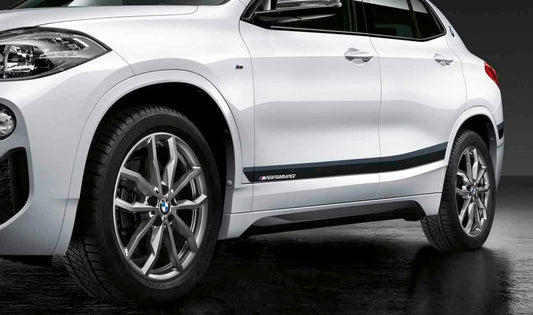 Vinilo decorativo lateral M Performance Frozen Black OEM 51142449810 para BMW X2 F39. Mejora estética deportiva con tiras en negro y gris y logotipo M. Original BMW.