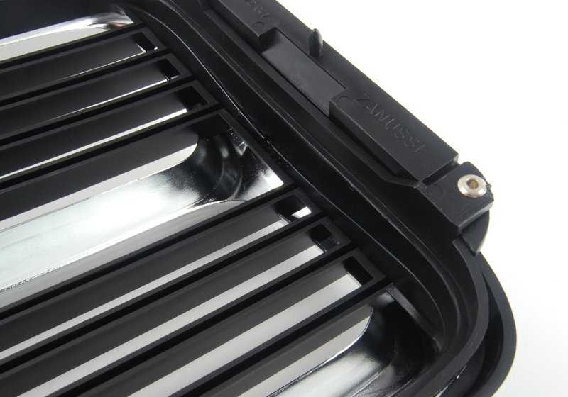 Central decorative grid OEM 51131872047 for BMW E21. Compatible with all E21 models manufactured between 1975 and 1983. Original BMW replacement.