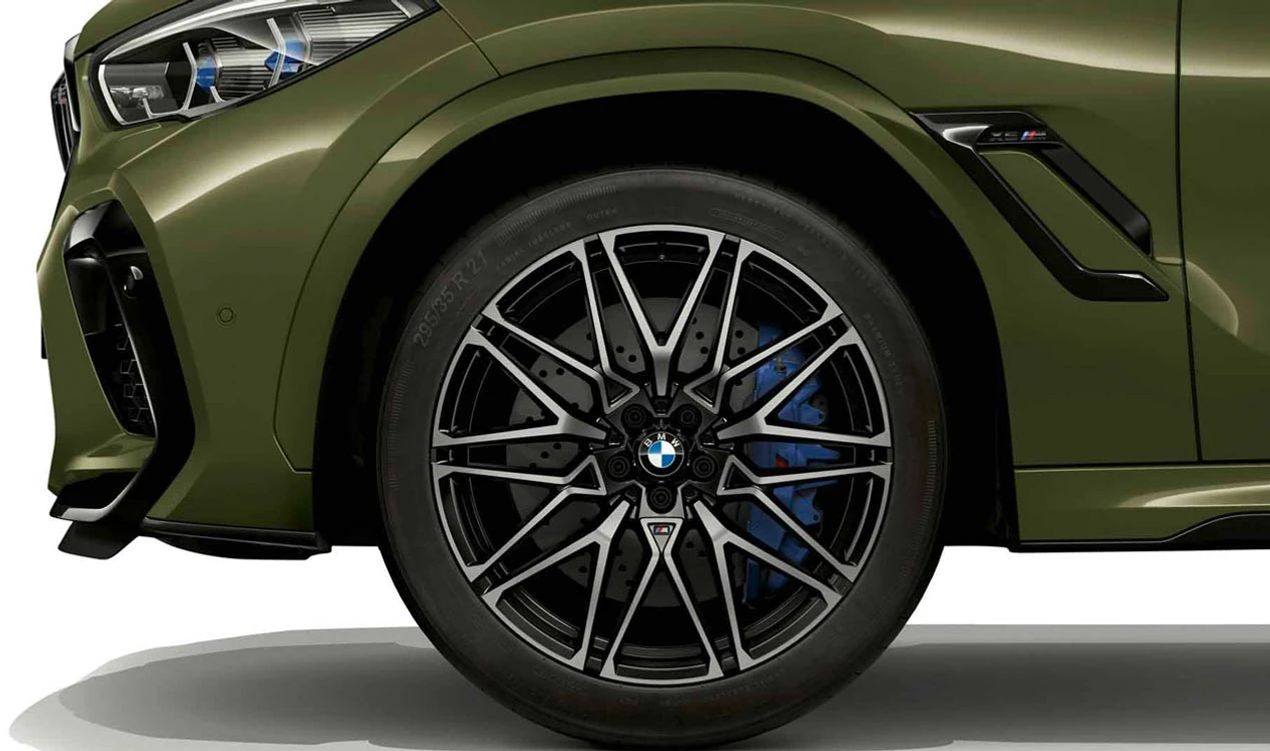 Original Tire BMW M Performance Sternspeiche 818 von 22 "Heck OEM 36118093564 für BMW X5 F95/F95N und X6 F96/F96N. Finish von Bicolor Jet Black Shine. Kompatibel mit RDC -Modules BMW.