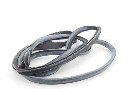Junta goma puerta delantera derecha OEM 51211847034 para BMW E30. Sello original para evitar filtraciones y ruidos. Compatible solo con BMW E30. Original BMW.