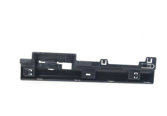 Soporte lateral derecho OEM 51777256918 para BMW F30, F31, F80. Pieza original BMW, ideal para fijación de molduras laterales. Compatible con versiones 316d, N47, B47, automático y manual.