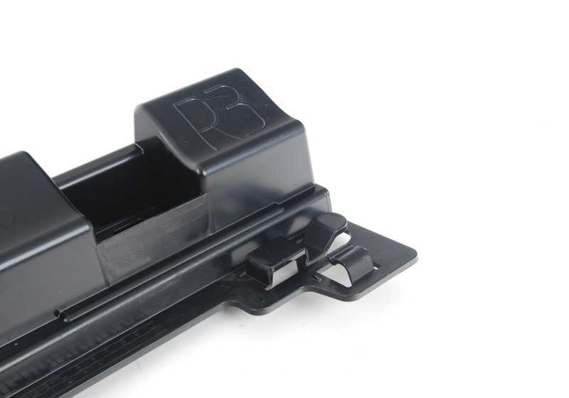 Soporte lateral derecho OEM 51777256918 para BMW F30, F31, F80. Pieza original BMW, ideal para fijación de molduras laterales. Compatible con versiones 316d, N47, B47, automático y manual.
