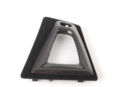 Embellecedor consola central M Performance en carbono y Alcantara OEM 51162358358 para BMW F80, F80N, F82, F82N, F83, F83N. Compatible con modelos con cambio DKG. Original BMW.