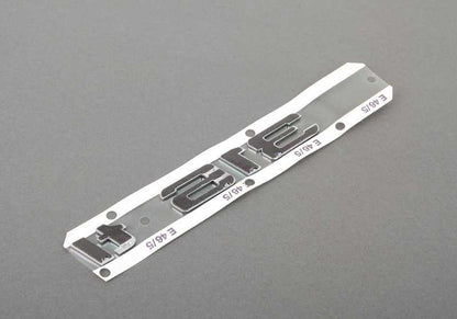 Emblema trasero adhesivo OEM 51147025180 para BMW E46. Original BMW.