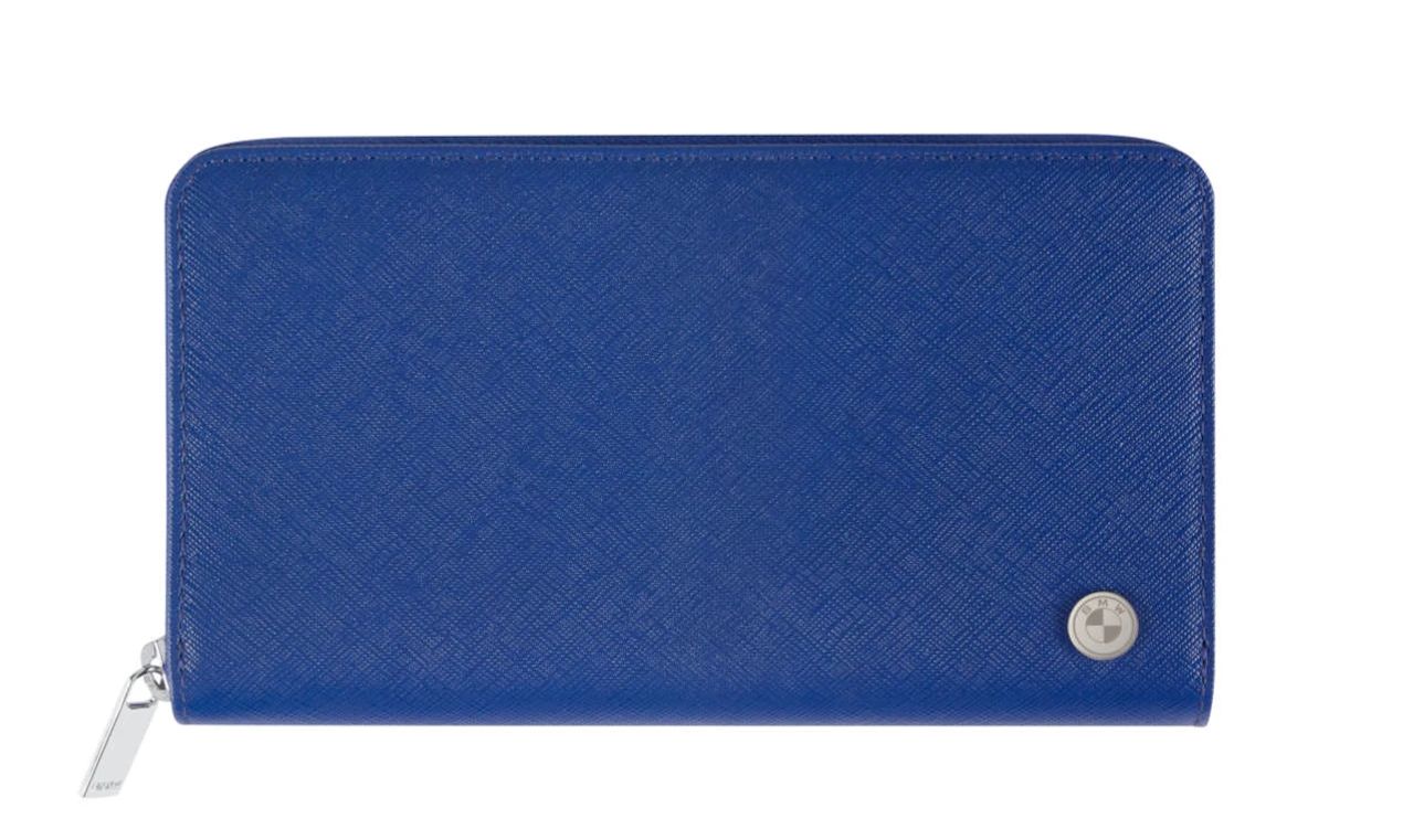 Cartera de piel azul BMW OEM 80215B319B1 para uso diario. Diseño elegante con 12 ranuras para tarjetas, compartimentos y cremallera con logo BMW. Original BMW.