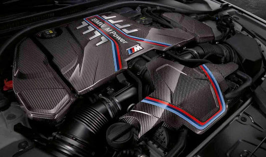 OEM carbon performance Motor cover 11122455570 for BMW F90, F90N, F91, F92, F93. It brings a sporting design to the vain motor with high quality materials. Original BMW.