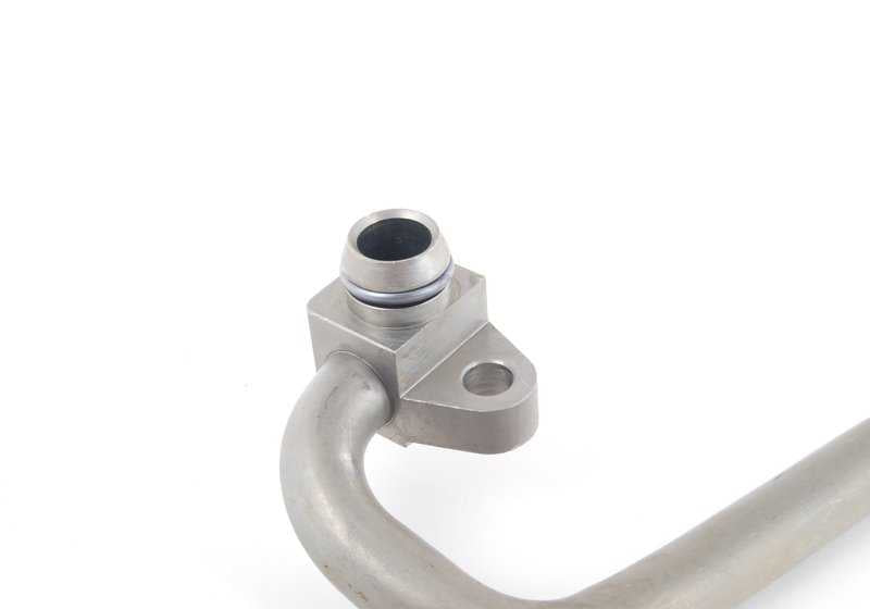 Tubo de aceite del radiador OEM 17227578061 para BMW X5 E70 4.8i (FE81, FE82) con motor N62T. Compatible con modelos producidos entre 12/2006 y 03/2010. Original BMW.