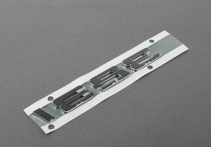 Emblema pegado atrás para BMW E92, E93 (OEM 51147183147). Original BMW