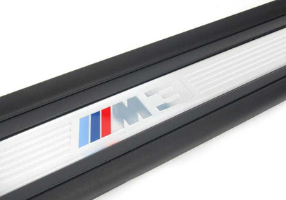 Embellecedor de entrada derecho OEM 51478046476 para BMW E92, E92N, E93, E93N. Original BMW.