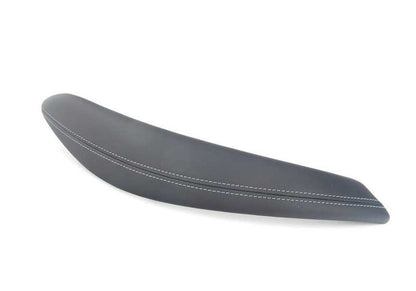 Embellecedor tirador puerta izquierda en cuero OEM 51418057633 para BMW F80, F82, F83 (todas las versiones M3 y M4). Original BMW.