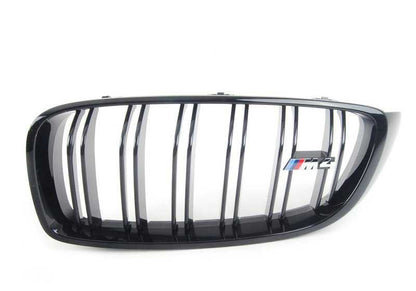 Parrilla decorativa M Performance izquierda OEM 51712352811 para BMW F82 M4, F83 M4, F82 M4 LCI, F83 M4 LCI. Original BMW.