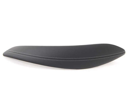 Cubierta de tirador de cierre en cuero derecho para BMW F80, F80N Serie 3, F82, F82N, F83, F83N Serie 4 (OEM 51418057634). Original BMW.