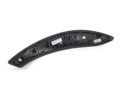Cubierta de tirador de cierre en cuero derecho para BMW F80, F80N Serie 3, F82, F82N, F83, F83N Serie 4 (OEM 51418057634). Original BMW.
