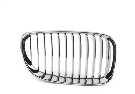 Rejilla decorativa cromada derecha OEM 51137179656 para BMW E81, E82, E87, E88. Embellecedor original para paragolpes delantero. Compatible con múltiples versiones del Serie 1. Original BMW.