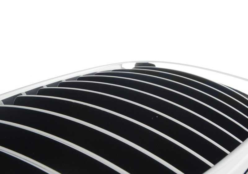 Rejilla decorativa cromada derecha OEM 51137179656 para BMW E81, E82, E87, E88. Embellecedor original para paragolpes delantero. Compatible con múltiples versiones del Serie 1. Original BMW.