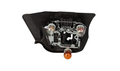 Soporte portalámparas trasero izquierdo OEM 63218383827 para BMW E46 {316Ci, 318Ci}. Compatible con indicadores intermitentes blancos. Recambio original BMW.