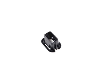 Clip de fijación OEM 51478229316 para BMW E46. Pieza original BMW para molduras de entrada y embellecedores. Perfecto para restaurar o reemplazar clips de fijación dañados.
