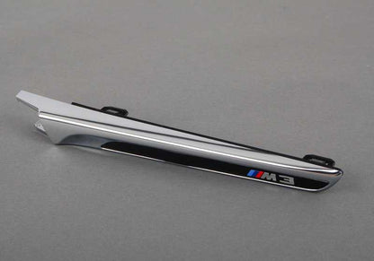 Moldura lateral izquierda OEM 51138056059 para BMW F80 (M3). Original BMW.