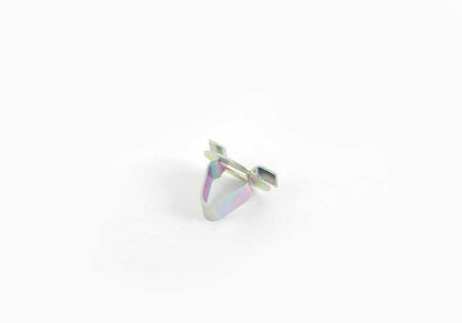 Clip de sujeción OEM 51431881429 para BMW E30, E36, E28, E39, E23. Pieza original BMW ideal para fijar molduras interiores y laterales del vehículo.