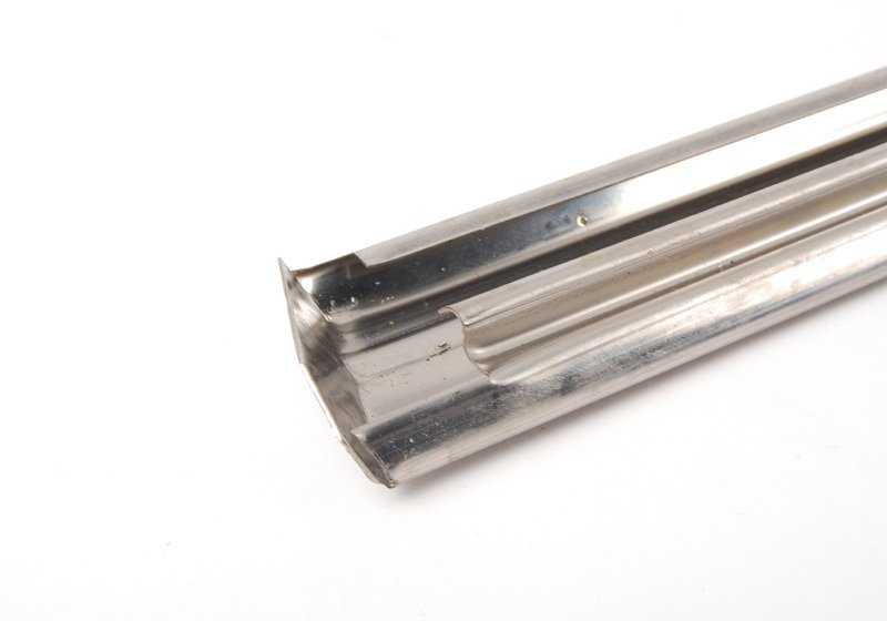 Moldura decorativa izquierda OEM 51131803359 para BMW E30. Original BMW.
