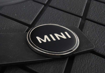 Alfombrillas todo tiempo traseras Essential Black OEM 51472354164 para MINI F56, F56 BEV, F56 LCI, F66. Original MINI.