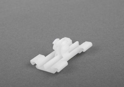 Grapa de sujeción OEM 51137020031 para BMW E39. Original BMW.