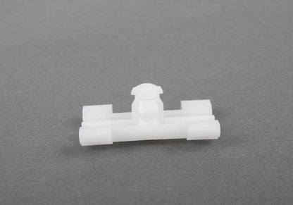 Grapa de sujeción OEM 51137020031 para BMW E39. Original BMW.