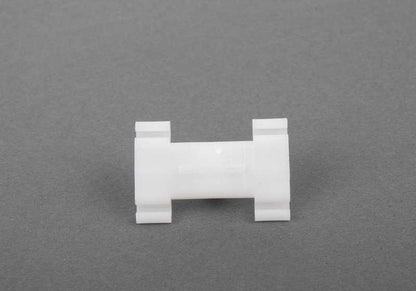 Grapa de sujeción OEM 51137020031 para BMW E39. Original BMW.