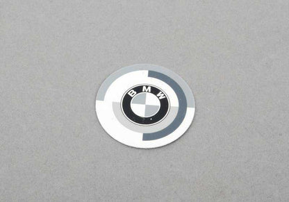 Motorsport OEM Blaim 36132202971 für BMW E21. Originaler BMW -Verzierer für Reifen, unverwechselbar mit dem Motorsport -Logo. Nur kompatibel mit BMW E21. Original BMW Stück.